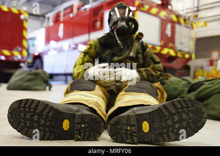 Vigili del fuoco da 124Ingegnere Civile squadrone don rapidamente la MOPP4 guerra chimica ingranaggio e rimuovere il coperchio, in attesa della successiva istruzione, durante la missione disponibilità esercizio donnola Thunder, al campo Gowen Boise, Idaho, Giugno 3, 2017. (Air National Guard foto di Master Sgt. Becky Vanshur/rilasciato) Foto Stock