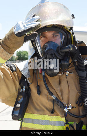 I vigili del fuoco dalla Idaho Air National Guard, vestito in pieno MOPP4 guerra chimica attrezzature, estrarre un segnale pilota da una simulazione di emergenza durante la missione disponibilità esercizio donnola Thunder, Giugno 2, 2017. (Air National Guard foto di Master Sgt. Becky Vanshur/rilasciato) Foto Stock