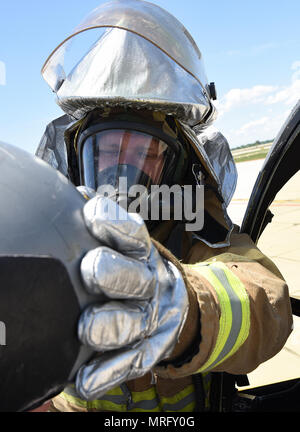 I vigili del fuoco dalla Idaho Air National Guard, vestito in pieno MOPP4 guerra chimica attrezzature, estrarre un segnale pilota da una simulazione di emergenza durante la missione disponibilità esercizio donnola Thunder, Giugno 2, 2017. (Air National Guard foto di Master Sgt. Becky Vanshur/rilasciato) Foto Stock