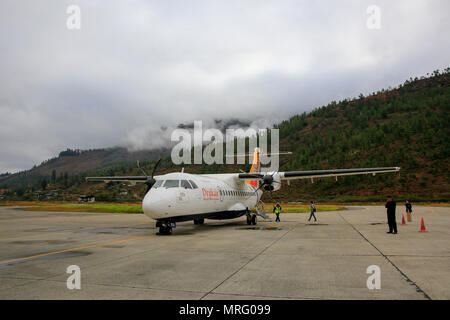 Drukair ATR 42-500 a Paro e Aeroporto Internazionale di Paro, Bhutan Foto Stock