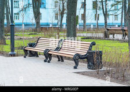 Panchine nel parco della città Foto Stock