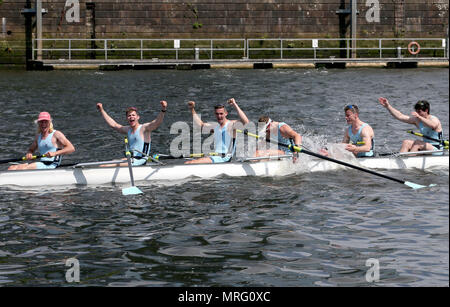 L'equipaggio dell'uomo otto dall' Università di Edimburgo celebrare battendo l'Università di Glasgow in gara annuale tra le due università sul fiume Clyde a Glasgow. Foto Stock