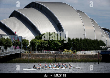 L'equipaggio dell'uomo otto dall' Università di Edimburgo celebrare battendo l'Università di Glasgow in gara annuale tra le due università sul fiume Clyde a Glasgow. Foto Stock