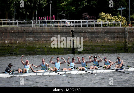 L'equipaggio dell'uomo otto dall' Università di Edimburgo celebrare battendo l'Università di Glasgow in gara annuale tra le due università sul fiume Clyde a Glasgow. Foto Stock