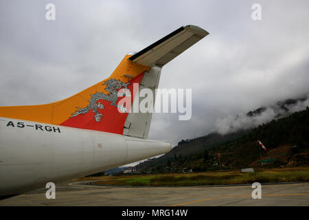 Drukair ATR 42-500 a Paro e Aeroporto Internazionale di Paro, Bhutan Foto Stock