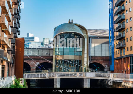 Stazione ferroviaria di Leeds, Nuova entrata Sud e moderno appartamento edifici dal fiume Aire. Foto Stock
