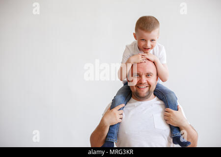 Immagine del giovane padre con figlio sulle spalle Foto Stock