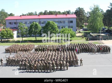 ADAZI, Lettonia - Saber Strike ufficialmente vicino a Adazi Base Militare, Lettonia, 15 giugno 2017. Saber Strike è un U.S. Esercito Europa-led multinazionale di forze combinate esercizio che si verifica ogni anno nella regione del Mar Baltico. Questo è il settimo anno di Saber colpire con 20 nazioni partecipanti nel caso, al di là delle frontiere di Estonia, Lettonia, Lituania e Polonia. I paesi nell'esercizio incluse: Belgio, Canada, Croazia, Danimarca, Estonia, Finlandia, Francia, Germania, Italia, Lettonia, Lituania, Lussemburgo, Paesi Bassi, Norvegia, Polonia, Portogallo, Slovenia, Slovacchia e Regno Unito e il Regno Stat Foto Stock