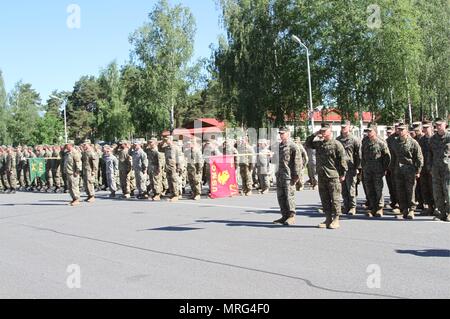 ADAZI, Lettonia - Saber Strike ufficialmente chiuso con il sollevamento delle bandiere per le nazioni che hanno partecipato alla Adazi Base Militare, Lettonia, 15 giugno 2017. Saber Strike è un U.S. Esercito Europa-led multinazionale di forze combinate esercizio che si verifica ogni anno nella regione del Mar Baltico. Questo è il settimo anno di esercizio Saber colpire con 20 nazioni partecipanti nel caso, al di là delle frontiere di Estonia, Lettonia, Lituania e Polonia. I paesi nell'esercizio incluse: Belgio, Canada, Croazia, Danimarca, Estonia, Finlandia, Francia, Germania, Italia, Lettonia, Lituania, Lussemburgo, Paesi Bassi, Norvegia Foto Stock