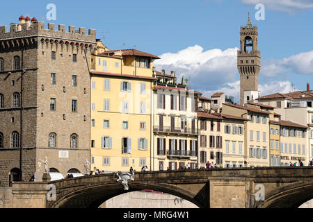 Il Ponte a Santa Trinita con Palazzo Vecchio in background, Firenze, Toscana, Italia, Europa Foto Stock