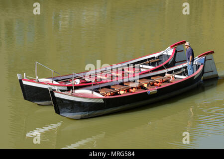 Stile fiorentino gondola, barchetto, sul fiume Arno accanto al Ponte Vecchio, Firenze, Toscana, Italia, Europa Foto Stock