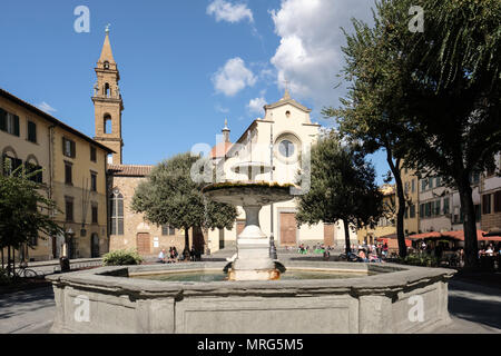 Basilica di Santo Spirito, con fontana ottagonale, quartiere Oltrarno, Piazza Santo Spirito, Firenze, Toscana, Italia, Europa Foto Stock