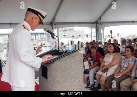 170615-N-FG807-060 Norfolk, Virginia (15 giugno 2017) Navy i musicisti si esibiscono durante le visite-missili cruiser USS Monterey (CG 61) modifica del comando cerimonia. Il Monterey è pier lato durante la fase di supporto della flotta ottimizzato il piano di risposta (OFRP). (U.S. Foto di Marina di Massa Specialista comunicazione marinaio Devin A. Lowe) Foto Stock