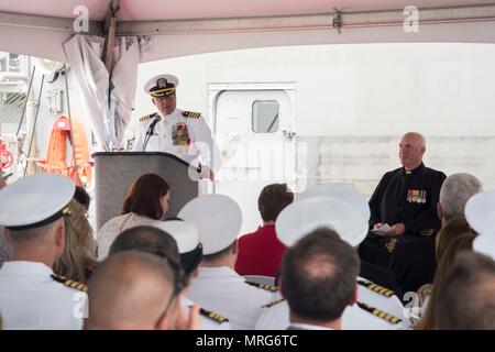 170615-N-FG807-134 Norfolk, Virginia (15 giugno 2017) Capt. Chris DeGregory, comandante della guidato-missili cruiser USS Monterey (CG 61), gli indirizzi ospiti durante la nave il mutamento della cerimonia di comando. Il Monterey è pier lato durante la fase di supporto della flotta ottimizzato il piano di risposta (OFRP). (U.S. Foto di Marina di Massa Specialista comunicazione marinaio Devin A. Lowe) Foto Stock