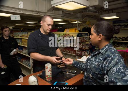 170615-N-KJ380-008 Norfolk, Virginia (15 giugno 2017) della nave marinaio Veteran Krisleyde Cabrera, destra, assiste i clienti nel centro commerciale di Ike a bordo della portaerei USS Dwight D. Eisenhower CVN (69) (IKE). Ike è pier lato durante la fase di supporto della flotta ottimizzato il piano di risposta (OFRP). (U.S. Navy foto di comunicazione di massa marinaio specialista neo Greene III) Foto Stock