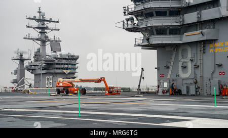 170615-N-QN175-002 Norfolk, Virginia (15 giugno 2017) La portaerei USS Dwight D. Eisenhower CVN (69) (IKE) ormeggiati pier fianco a fianco del futuro USS Gerald Ford (CVN 78). Ike è pier lato durante la fase di supporto della flotta ottimizzato il piano di risposta (OFRP). (U.S. Foto di Marina di Massa lo specialista di comunicazione di terza classe Dartez C. Williams) Foto Stock