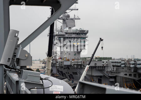 170615-N-QN175-005 Norfolk, Virginia (15 giugno 2017) La portaerei USS Dwight D. Eisenhower CVN (69) (IKE) ormeggiati pier fianco a fianco del futuro Gerald Ford (CVN 78). Ike è pier lato durante la fase di supporto della flotta ottimizzato il piano di risposta (OFRP). (U.S. Foto di Marina di Massa lo specialista di comunicazione di terza classe Dartez C. Williams) Foto Stock