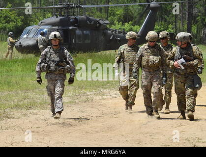 Il generale Robert Abrams, Comandante generale degli Stati Uniti Forze armate comando prepara per visualizzare un live-fire dimostrazione da batteria C, 1° Battaglione, 88th campo reggimento di artiglieria, 48th della brigata di fanteria combattere la squadra di Georgia Esercito nazionale di protezione. Disegni generali sono Abrams Col. Matt Smith, comandante della 48th BCT; Brig. Gen. Giovanni B. Richardson IV, vice comandante, terza divisione di fanteria; il Mag. Gen. Leopoldo Quintas, commander, terza divisione di fanteria; Lt. Col. Rodney Tatum, comandante di 1-118th FA e Briga. Gen. Tom Carden, comandante generale dell'esercito della Georgia la Guardia Nazionale. Il 118A FA e ot Foto Stock