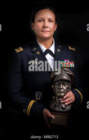 Chief Warrant Officer 2 Jennifer ritmo pone per un ritratto a Baltimora, Maryland, Giugno 15, dove ha utilizzato per lavorare come un agente di polizia prima di impegnare la sua carriera a tempo pieno per gli Stati Uniti La riserva di esercito. Il ritmo è tra questo anno di destinatari del General Douglas MacArthur Leadership Award, che ha vinto come una proprietà prenota officer mentre si lavora per la 290Polizia Militare brigata, con sede a Nashville, Tennessee. Nel suo cammino di leadership e crescita professionale, Ritmo superò la perdita del suo fratello Danny Gamez, scomparso nel 2011. (U.S. La riserva di esercito foto di Master Sgt. Michel Saur Foto Stock