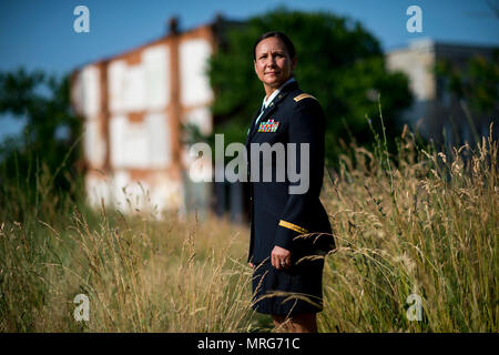 Chief Warrant Officer 2 Jennifer ritmo pone per un ritratto in West Baltimore, Maryland, Giugno 15, dove ha utilizzato per lavorare come un agente di polizia prima di impegnare la sua carriera a tempo pieno per gli Stati Uniti La riserva di esercito. Il ritmo è tra questo anno di destinatari del General Douglas MacArthur Leadership Award, che ha vinto come una proprietà prenota officer mentre si lavora per la 290Polizia Militare brigata, con sede a Nashville, Tennessee. Nel suo cammino di leadership e crescita professionale, Ritmo superò la perdita del suo fratello Danny Gamez, scomparso nel 2011. (U.S. La riserva di esercito foto di Master Sgt. Michel Foto Stock