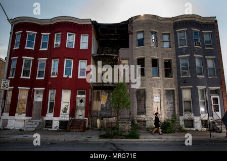 Chief Warrant Officer 2 Jennifer ritmo pone per un ritratto in West Baltimore, Maryland, Giugno 15, dove ha utilizzato per lavorare come un agente di polizia prima di impegnare la sua carriera a tempo pieno per gli Stati Uniti La riserva di esercito. Il ritmo è tra questo anno di destinatari del General Douglas MacArthur Leadership Award, che ha vinto come una proprietà prenota officer mentre si lavora per la 290Polizia Militare brigata, con sede a Nashville, Tennessee. Nel suo cammino di leadership e crescita professionale, Ritmo superò la perdita del suo fratello Danny Gamez, scomparso nel 2011. (U.S. La riserva di esercito foto di Master Sgt. Michel Foto Stock