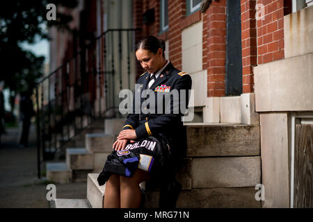 Chief Warrant Officer 2 Jennifer ritmo detiene il suo fratello del Baltimore Ravens jersey per un ritratto in West Baltimore, Maryland, Giugno 15, dove ha utilizzato per lavorare come un agente di polizia prima di impegnare la sua carriera a tempo pieno per gli Stati Uniti La riserva di esercito. Il ritmo è tra questo anno di destinatari del General Douglas MacArthur Leadership Award, che ha vinto come una proprietà prenota officer mentre si lavora per la 290Polizia Militare brigata, con sede a Nashville, Tennessee. Nel suo cammino di leadership e crescita professionale, Ritmo superò la perdita del suo fratello Danny Gamez, scomparso nel 2011. (U.S. Ar Foto Stock