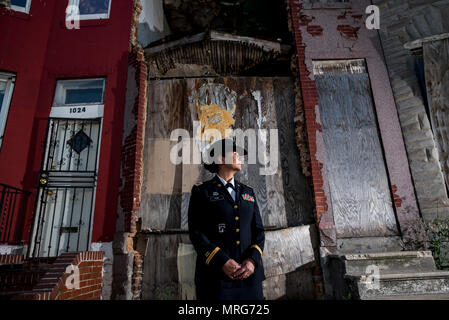 Chief Warrant Officer 2 Jennifer ritmo pone per un ritratto in West Baltimore, Maryland, Giugno 15, dove ha utilizzato per lavorare come un agente di polizia prima di impegnare la sua carriera a tempo pieno per gli Stati Uniti La riserva di esercito. Il ritmo è tra questo anno di destinatari del General Douglas MacArthur Leadership Award, che ha vinto come una proprietà prenota officer mentre si lavora per la 290Polizia Militare brigata, con sede a Nashville, Tennessee. Nel suo cammino di leadership e crescita professionale, Ritmo superò la perdita del suo fratello Danny Gamez, scomparso nel 2011. (U.S. La riserva di esercito foto di Master Sgt. Michel Foto Stock