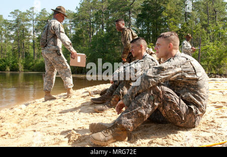 Guerrieri riposo dopo il nuoto con fucili attraverso un 300 metri di lago durante una serie culminante di 'mistero' degli eventi al 2017 U.S. La riserva di esercito guerriero migliore concorrenza a Fort Bragg, N.C. Giugno 15. Questo anno il guerriero migliore concorrenza determineranno il top noncommissioned officer e junior soldato arruolato che rappresenteranno gli Stati Uniti Esercito di riserva nel dipartimento dell'esercito guerriero migliore concorrenza entro la fine di quest'anno a Fort A.P. Hill, Va. (U.S. La riserva di esercito foto di SGT David Turner) (rilasciato) Foto Stock