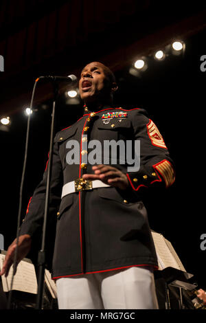 NEW YORK - Master Sgt. Billy Richardson, Marine Riserva di forze pari opportunità advisor, canta "Dio benedica gli U.S.A." mentre si esegue con il Marine Corps Band di New Orleans a Hunter College di New York, 15 giugno 2017. La Band di prestazioni a Hunter College è stato il secondo dei tre concerti in tutta New York City Giugno 14-16. (U.S. Marine Corps photo by Lance Cpl. Niles Lee/rilasciato) Foto Stock