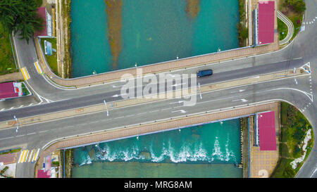 Top-down drone vista del Kubanskiy Ponte sul Fiume Sochi, Russia Foto Stock