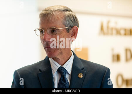 Segretario Acting-Army, onorevole Robert M. Speer - Esercito 242Torta di compleanno cerimonia del taglio Foto Stock