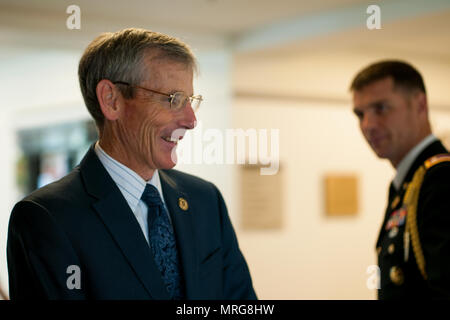 Segretario Acting-Army, onorevole Robert M. Speer - Esercito 242Torta di compleanno cerimonia del taglio Foto Stock