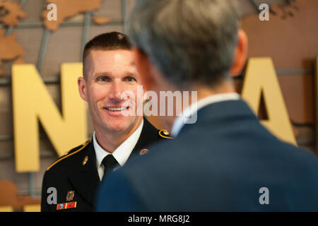 Stati Uniti Comando Esercito Sgt. Principali Daniel A. Dailey parla con Acting-Army Segretario, onorevole Robert M. Speer - Esercito 242Torta di compleanno cerimonia del taglio Foto Stock