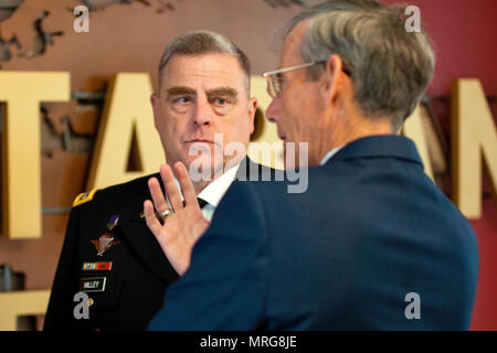Stati Uniti Capo di Stato Maggiore dell Esercito gen. Mark A. Milley parla con Acting-Army Segretario, onorevole Robert M. Speer - Esercito 242Torta di compleanno cerimonia del taglio Foto Stock