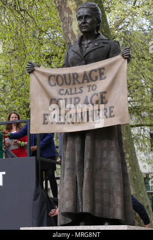 La statua del leader suffragist Millicent Fawcet è svelato in piazza del Parlamento. Questa è la prima volta il monumento di una donna progettato da Turner Prize-winning artista Gillian indossando OBE a stare all'interno della piazza. Il sindaco di Londra, Sadiq Khan al fianco di diruttori Caroline Criado-Perez e artista Gillian indossando assiste lo scoprimento. Dotato di: Sadiq Khan, Theresa Maggio, Caroline Criado-Perez dove: Londra, Regno Unito quando: 24 Apr 2018 Credit: Dinendra Haria/WENN Foto Stock