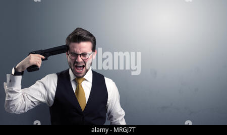 Giovane imprenditore perso l uomo riprese la sua testa con la pistola Foto Stock