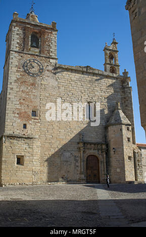 Caceres, Spagna - 2017 ottobre 17th: Visitatori accanto a San Matteo Chiesa, Caceres quartiere storico, Spagna Foto Stock