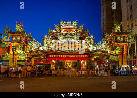 Vista notturna di songshan Ciyou tempio vicino raohe street Foto Stock