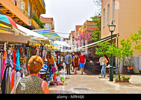 Una variopinta scena di strada in una delle principali strade dello shopping di Argostoli il capitale di Cephaonia o Cefalonia Foto Stock