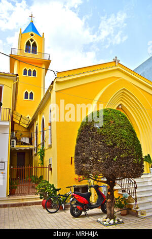 La Chiesa cattolica nel centro della città di Argostoli, Cefalonia o Cefalonia, Grecia Foto Stock