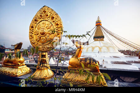 Vista di Bodnath stupa buddisti e Golden cervi con anta in corrispondenza del tetto del monastero di Kathmandu Foto Stock