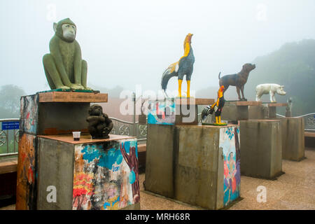 Statue di Zodiak nel Pra Putta Teepangkorn tempio, Koh Samui, Thailandia Foto Stock