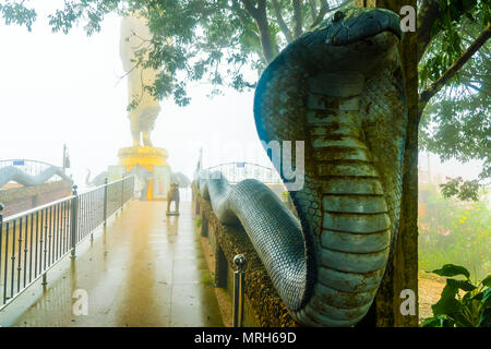 Statua di serpente nel Pra Putta Teepangkorn tempio, Koh Samui, Thailandia Foto Stock