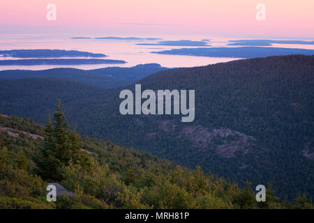 Il tramonto visto da Cadillac Mountain nel Parco Nazionale di Acadia, Maine Foto Stock