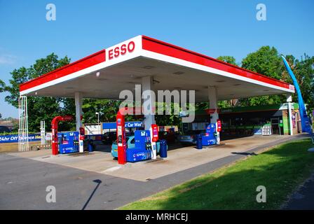 Una stazione di servizio Esso stazione di riempimento benzina a St Leonards-on-Sea in East Sussex, in Inghilterra il 23 maggio 2018. Foto Stock