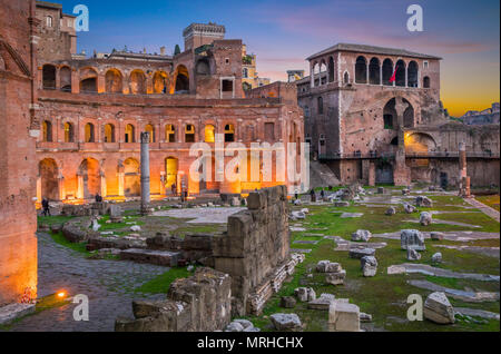 I Mercati di Traiano al tramonto in Roma, Italia. Foto Stock