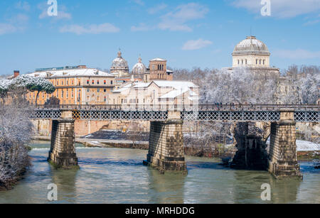 Neve a Roma nel febbraio 2018, Palatino ponte vicino all'Isola Tiberina. Foto Stock