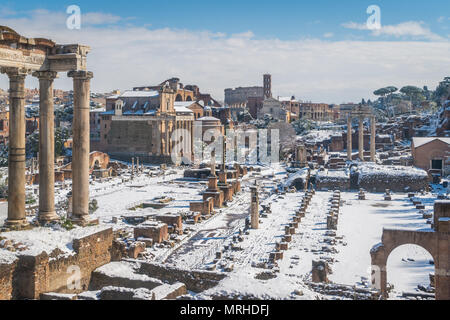 Neve a Roma nel febbraio 2018, il Foro Romano e il Colosseo con le in background come visto dal Campidoglio, Roma, Italia. Foto Stock