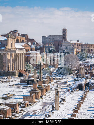 Neve a Roma nel febbraio 2018, il Foro Romano e il Colosseo con le in background come visto dal Campidoglio, Roma, Italia. Foto Stock