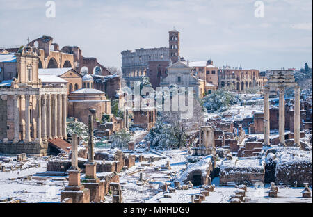 Neve a Roma nel febbraio 2018, il Foro Romano e il Colosseo con le in background come visto dal Campidoglio, Roma, Italia. Foto Stock